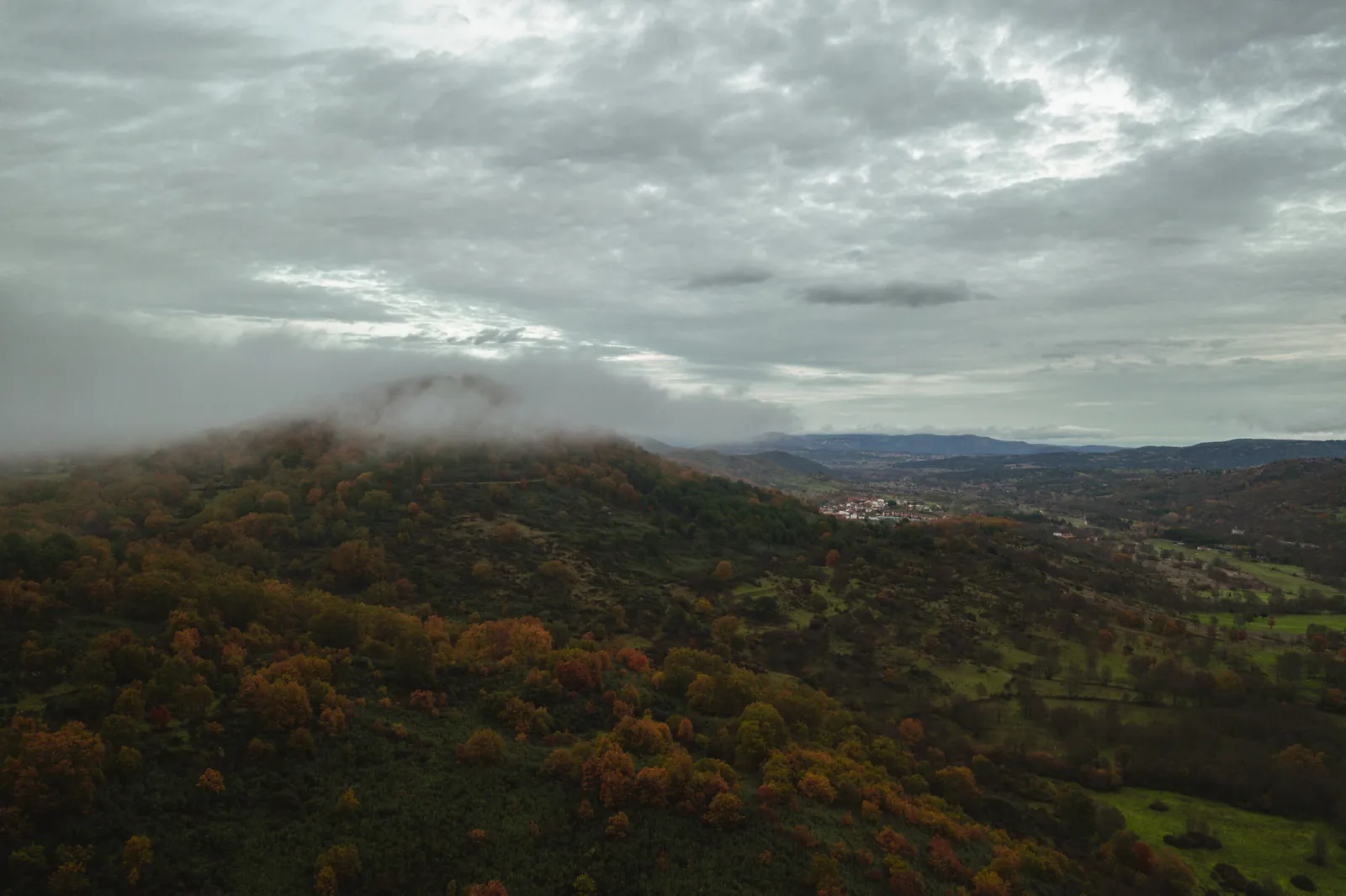 Fotografía aérea de paisaje de montaña con nubes. MAC Estudio
