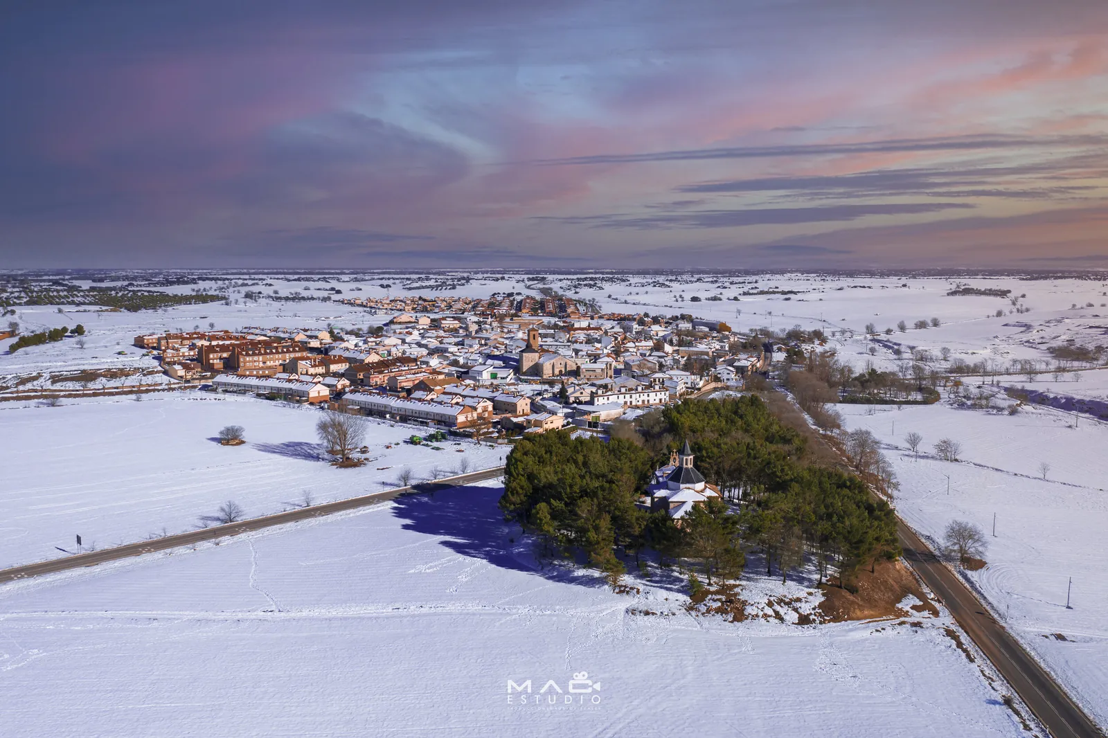 Fotografía aérea de un pueblo nevado. MAC Estudio