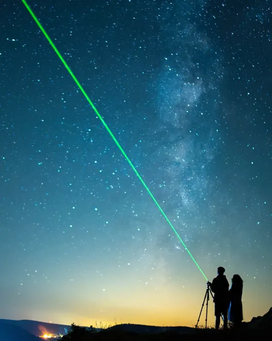 Vía Láctea y láser, fotografía nocturna