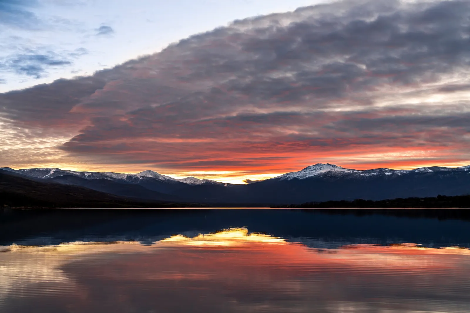 Reflejo del atardecer en un embalse. MAC Estudio