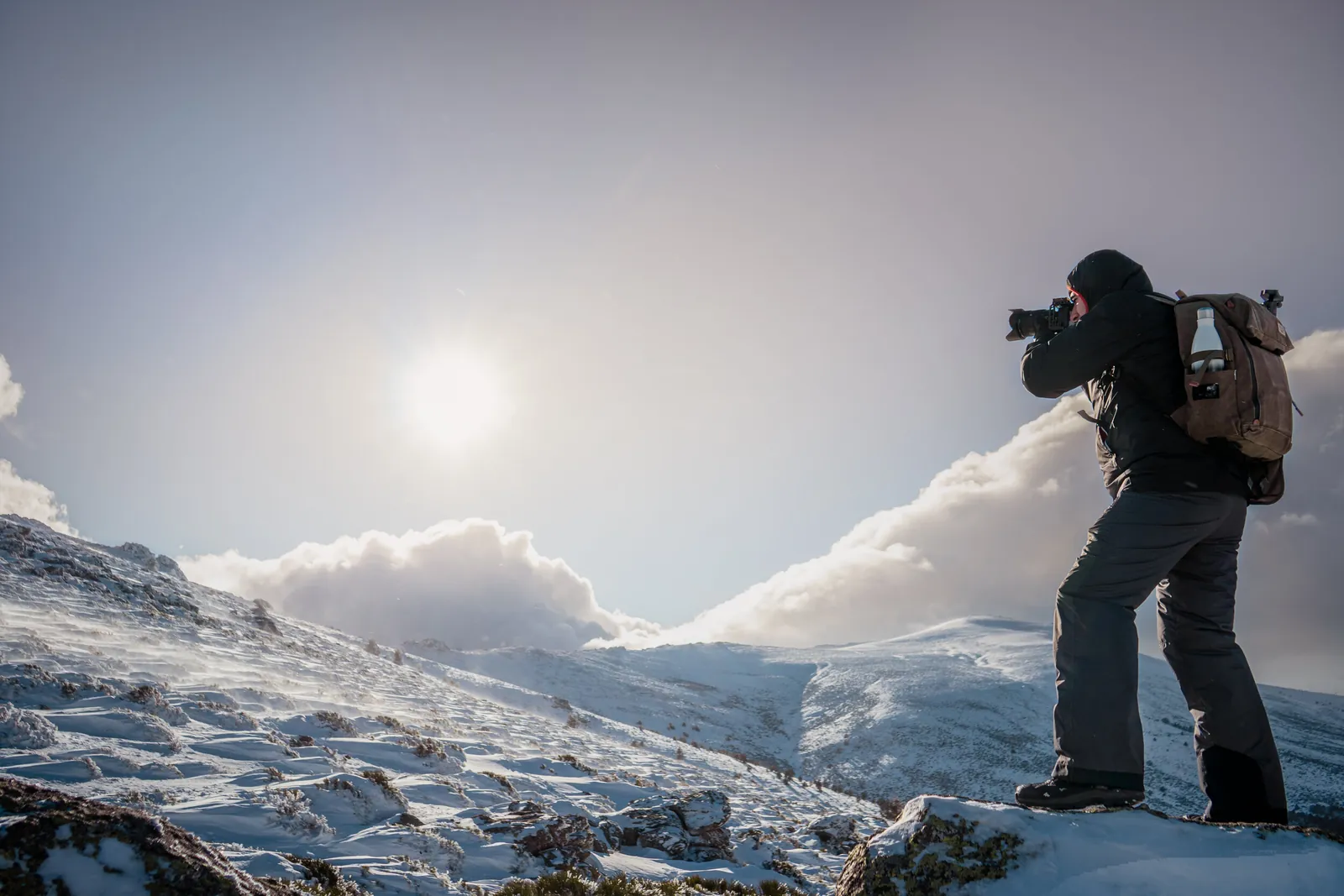 Fotógrafo con mochila en la nieve. MAC Estudio